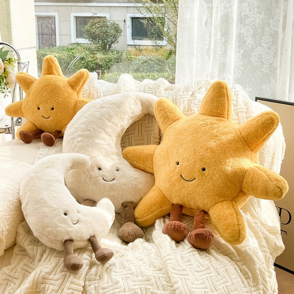Pluchen decoratief sierkussen met pluizige stof en geborduurd lachend gezicht zon en maan