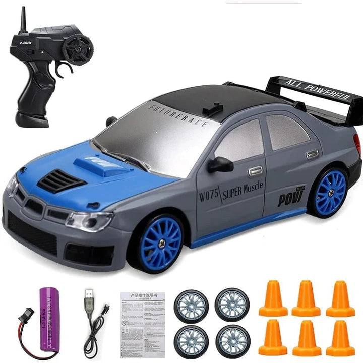 RC driftauto met afstandsbediening, LED-koplampen, reservewielen en verkeerskegels
