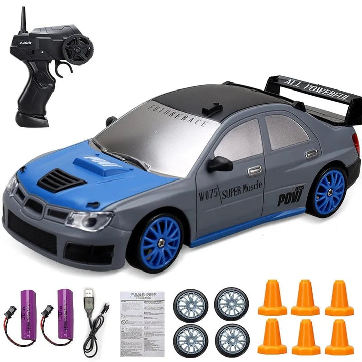 RC driftauto met afstandsbediening, LED-koplampen, reservewielen en verkeerskegels
