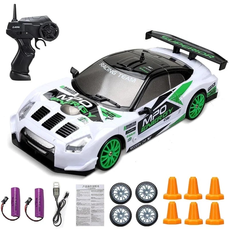 RC driftauto met afstandsbediening, LED-koplampen, reservewielen en verkeerskegels