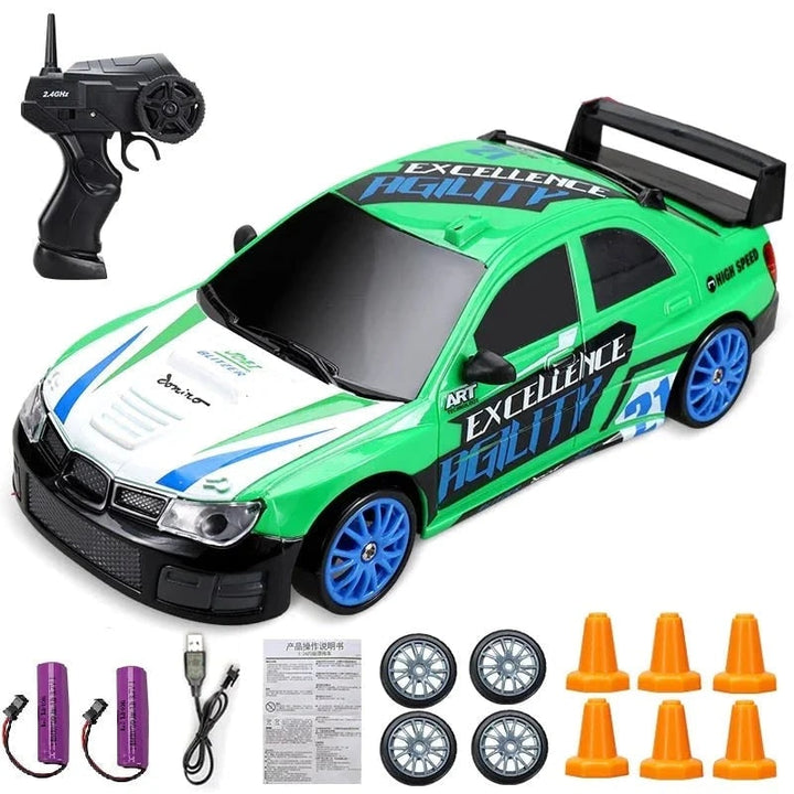 RC driftauto met afstandsbediening, LED-koplampen, reservewielen en verkeerskegels