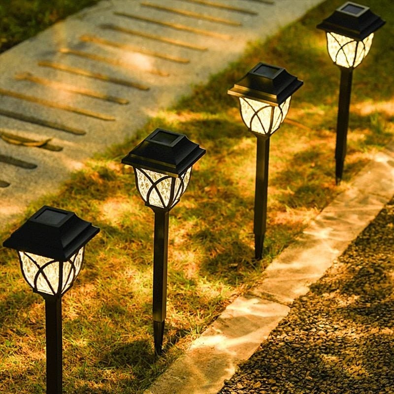 Zonne-energie padverlichting voor de tuin buiten met craquelé glazen lens en geïntegreerd paneel op prikker