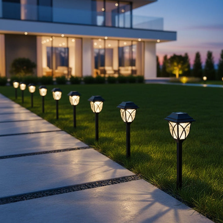 Zonne-energie padverlichting voor de tuin buiten met craquelé glazen lens en geïntegreerd paneel op prikker