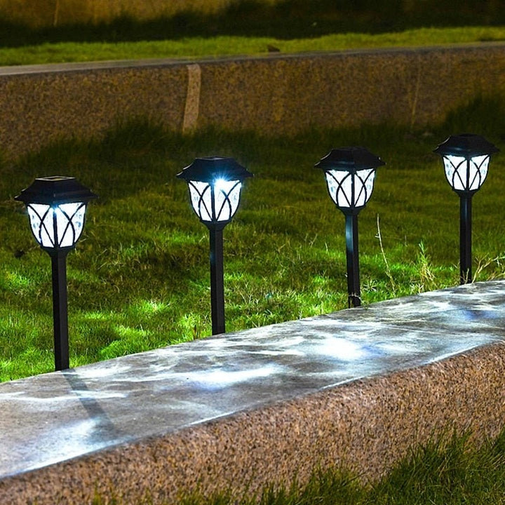 Zonne-energie padverlichting voor de tuin buiten met craquelé glazen lens en geïntegreerd paneel op prikker