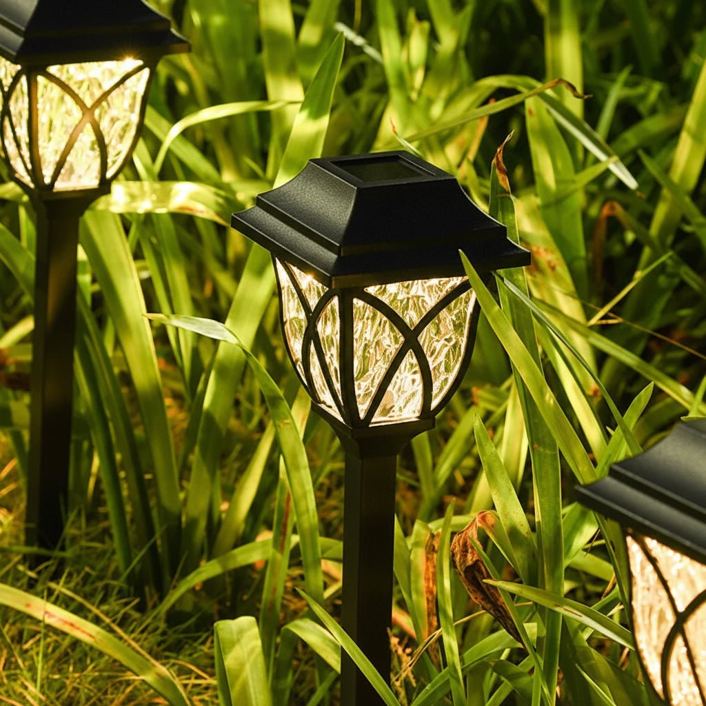 Zonne-energie padverlichting voor de tuin buiten met craquelé glazen lens en geïntegreerd paneel op prikker