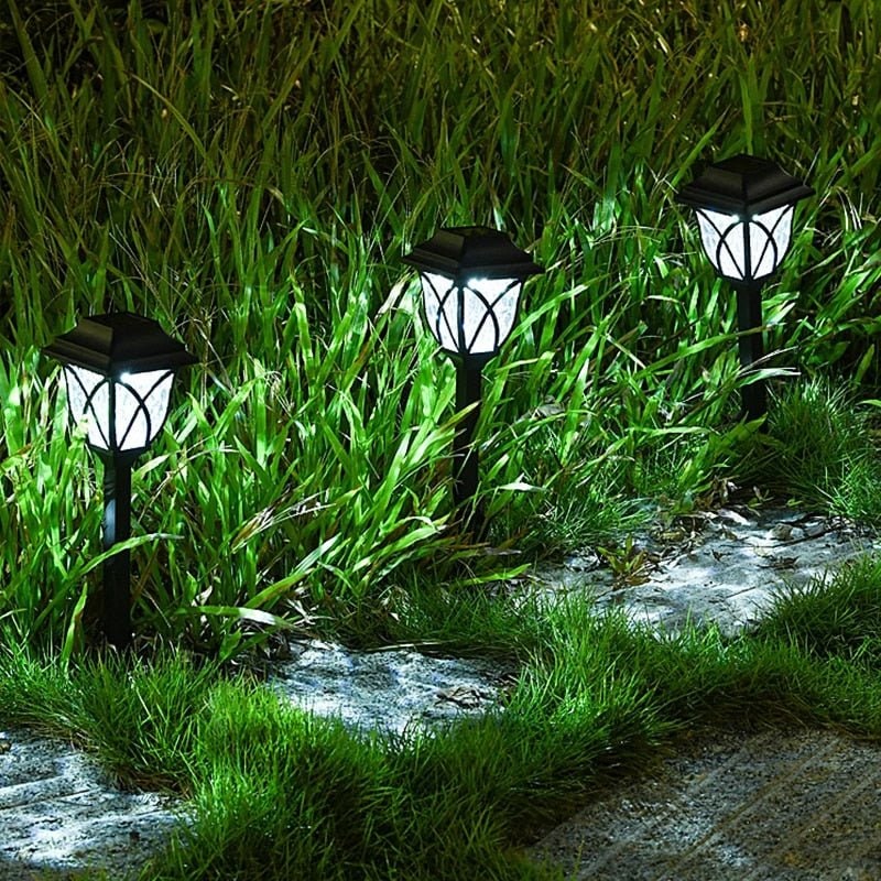 Zonne-energie padverlichting voor de tuin buiten met craquelé glazen lens en geïntegreerd paneel op prikker