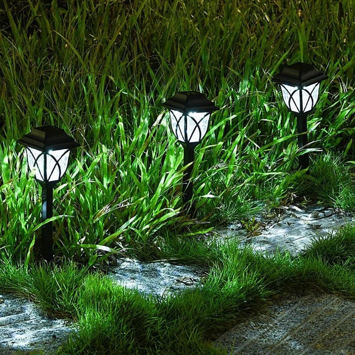 Zonne-energie padverlichting voor de tuin buiten met craquelé glazen lens en geïntegreerd paneel op prikker