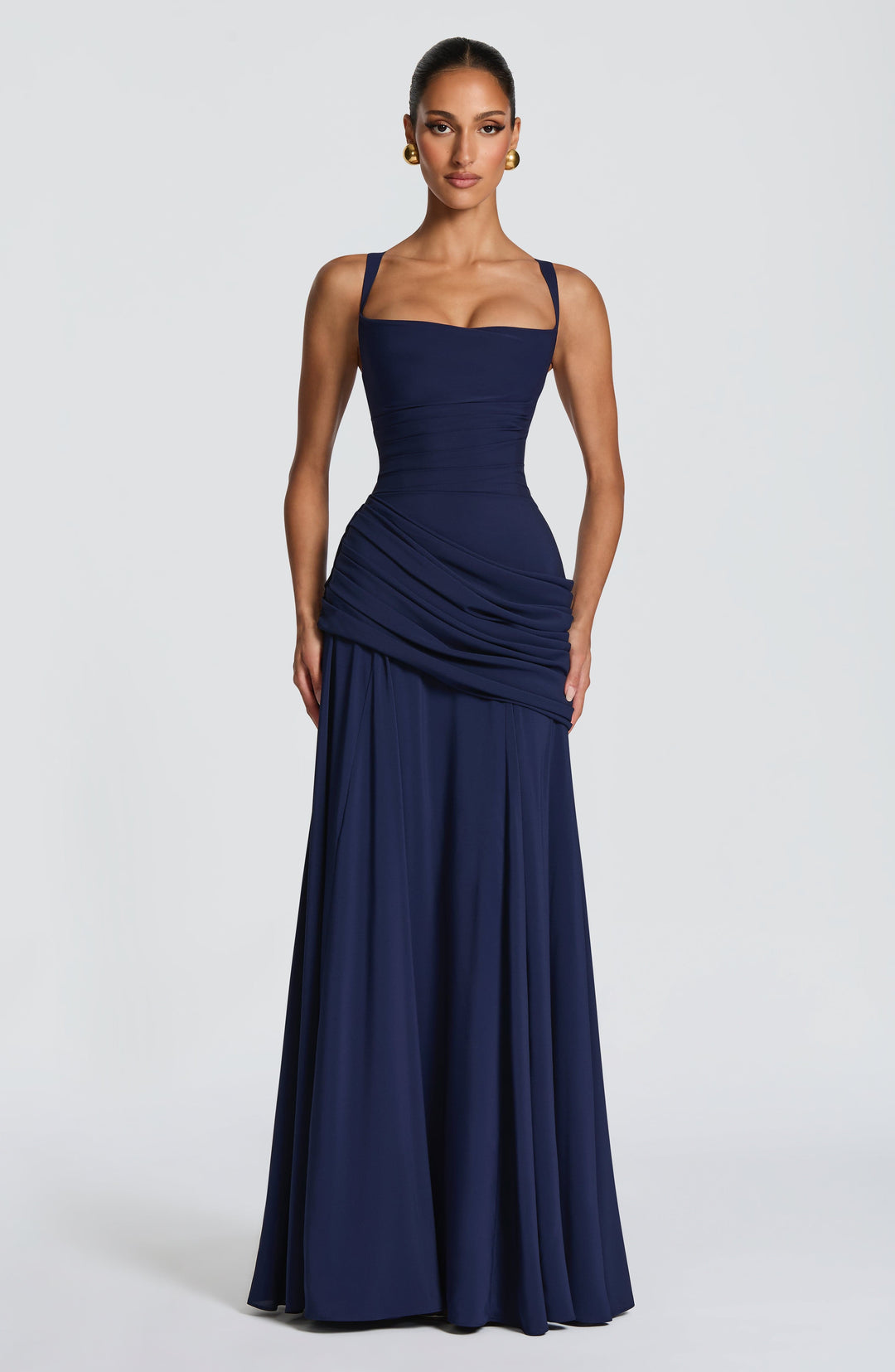 Soepel vallende chiffon maxi-jurk met watervalhals en vetersluiting op de rug