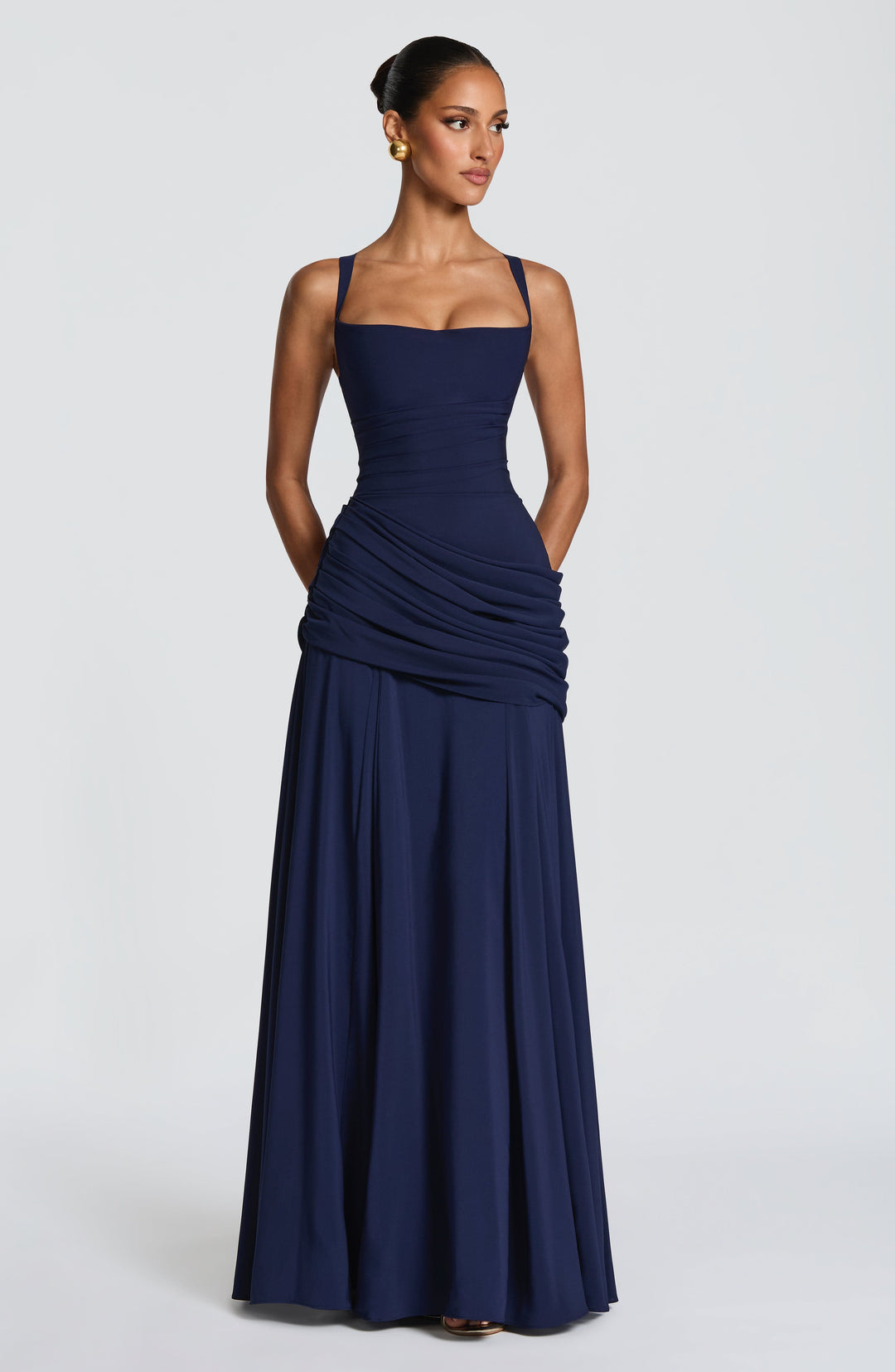 Soepel vallende chiffon maxi-jurk met watervalhals en vetersluiting op de rug