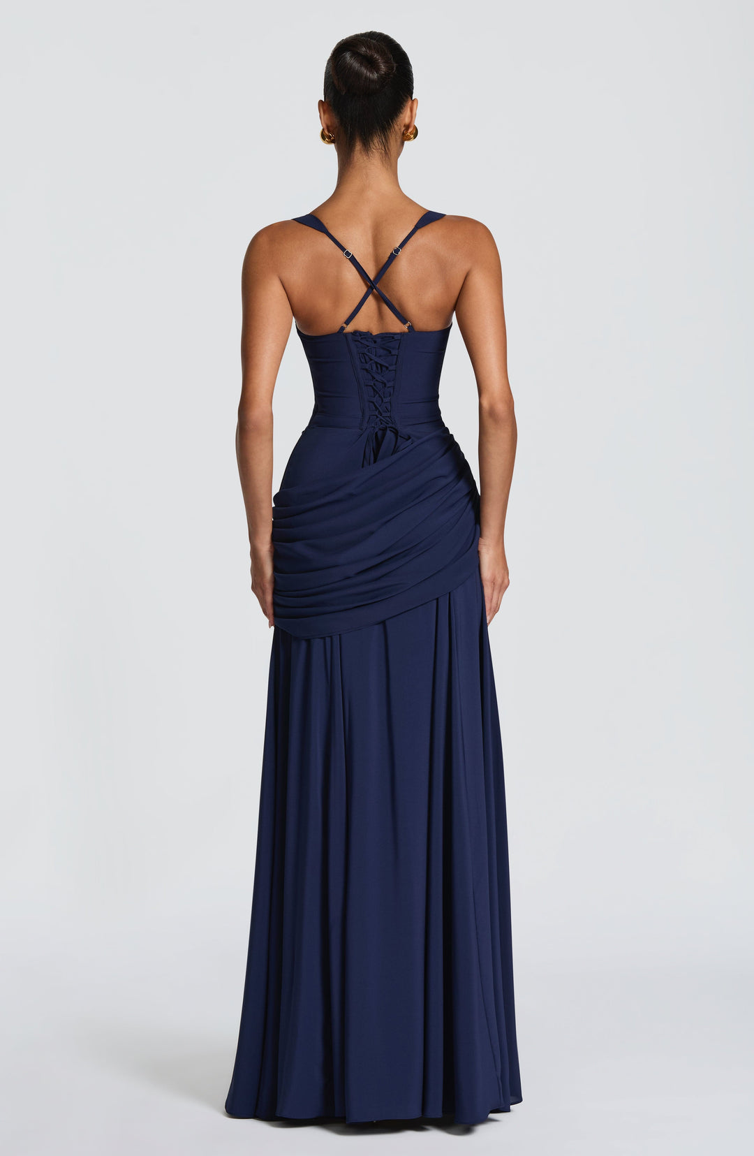 Soepel vallende chiffon maxi-jurk met watervalhals en vetersluiting op de rug