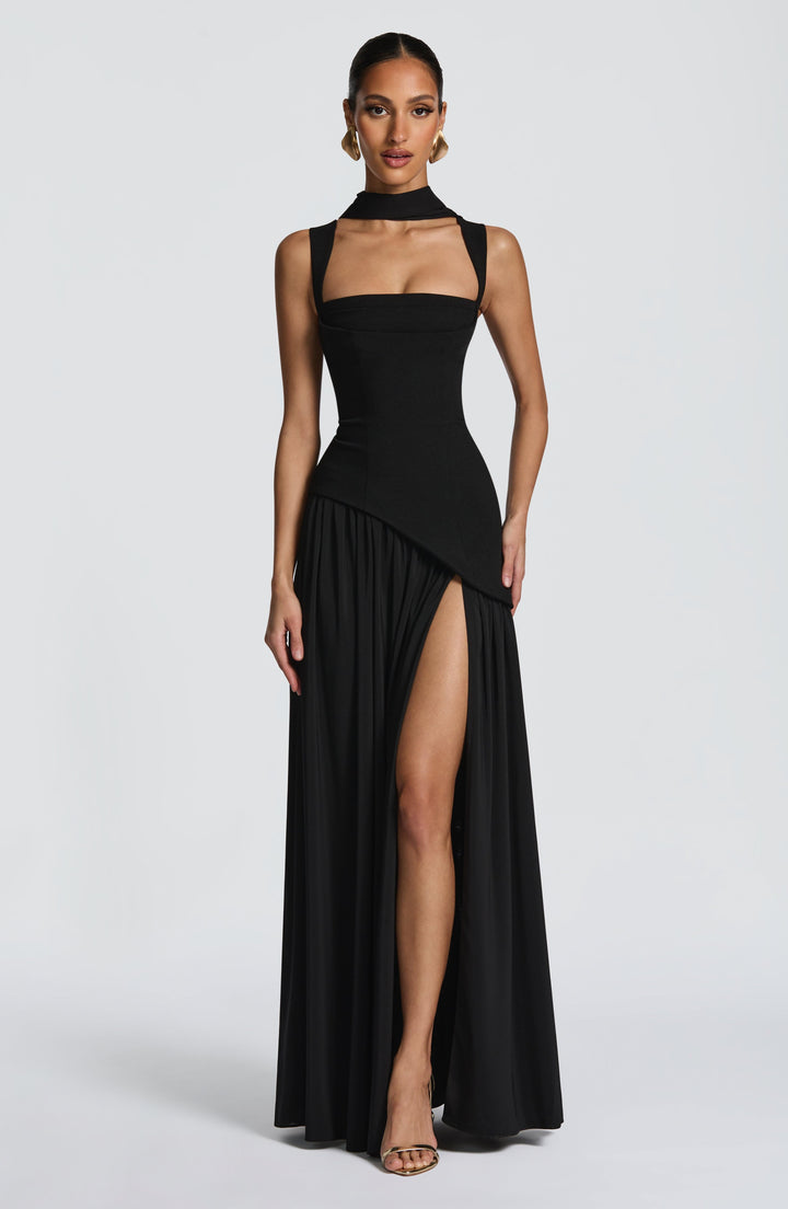 Vloeiende chiffon maxi-jurk met vetersluiting op de rug.