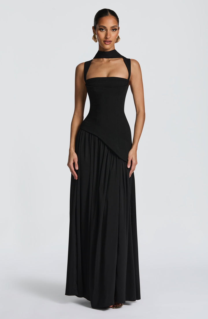 Vloeiende chiffon maxi-jurk met vetersluiting op de rug.