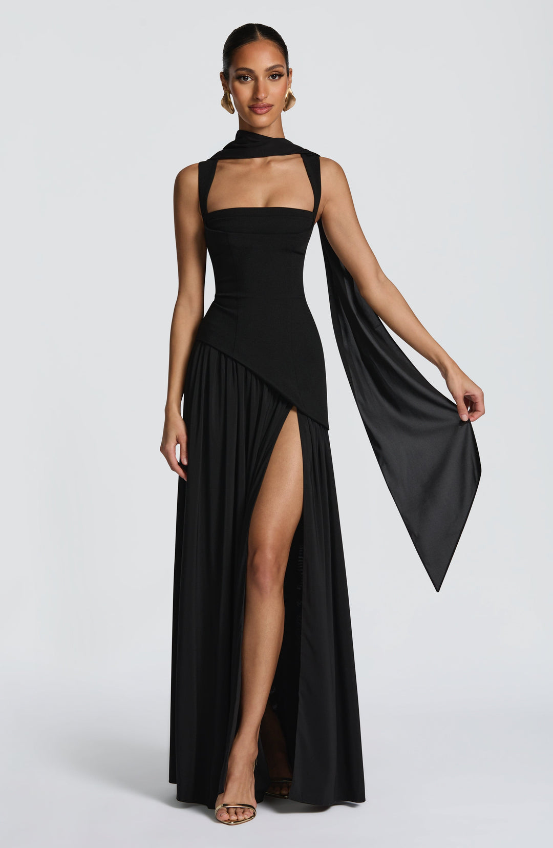 Vloeiende chiffon maxi-jurk met vetersluiting op de rug.