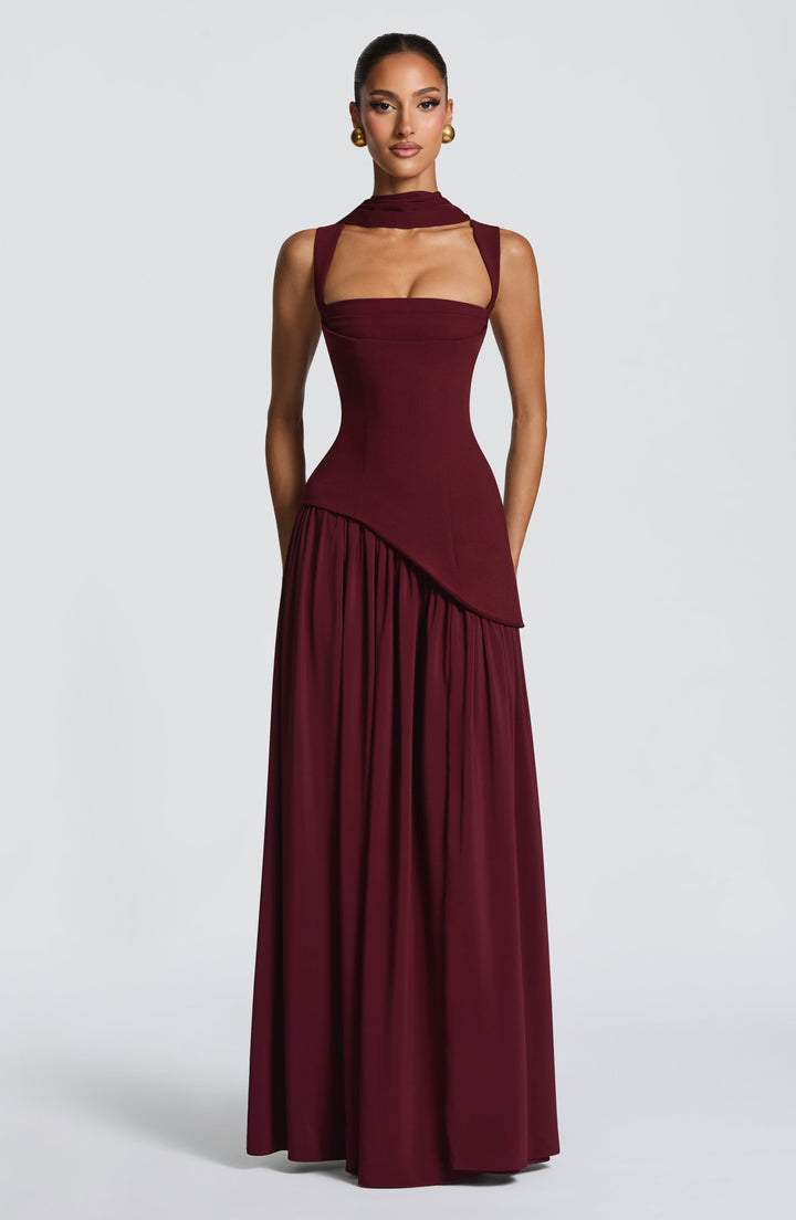 Vloeiende chiffon maxi-jurk met vetersluiting op de rug.