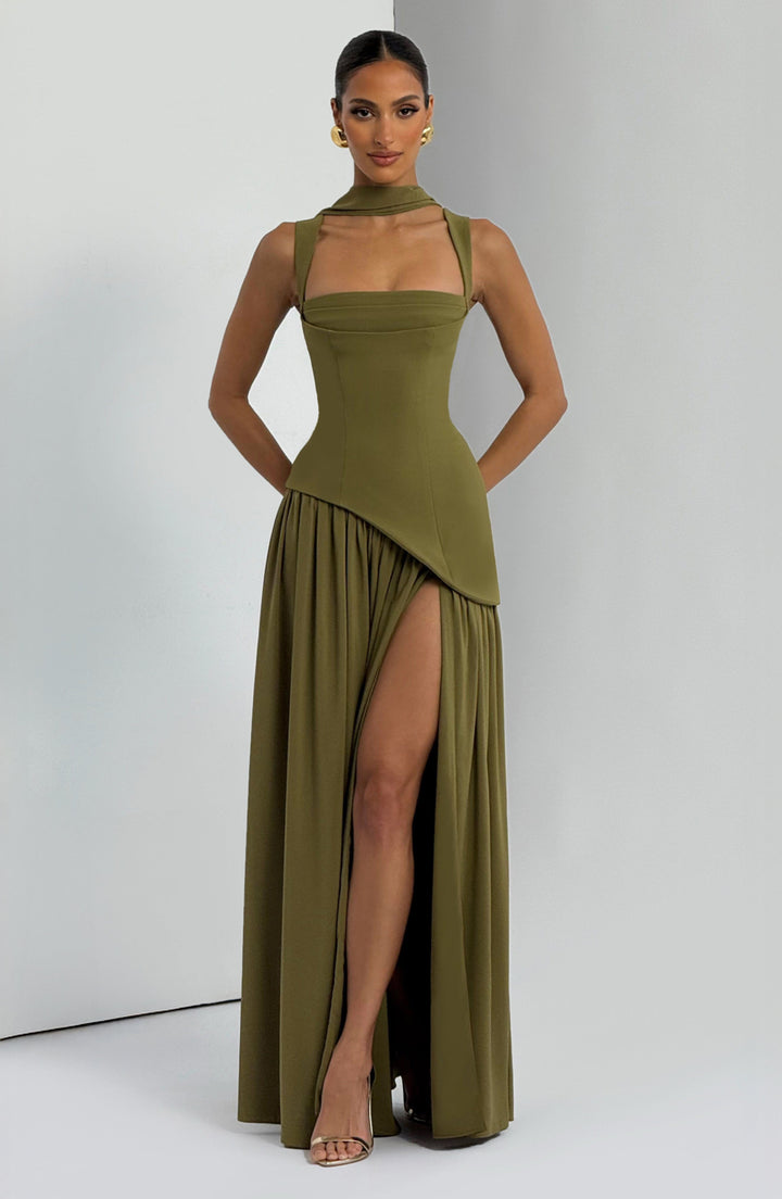 Vloeiende chiffon maxi-jurk met vetersluiting op de rug.
