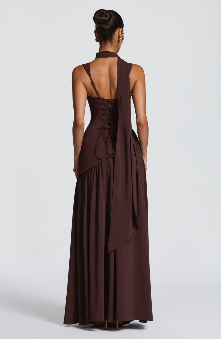Vloeiende chiffon maxi-jurk met vetersluiting op de rug.