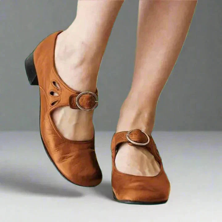 Verstelbare leren cut-out sandalen met Mary-Jane bandje