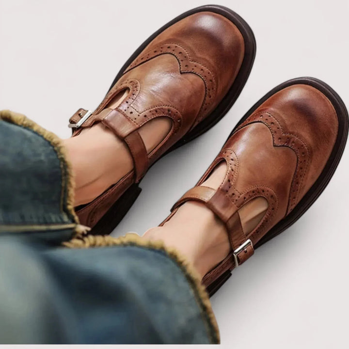 Leren Mary Jane schoenen met T-bandje en broguedetails