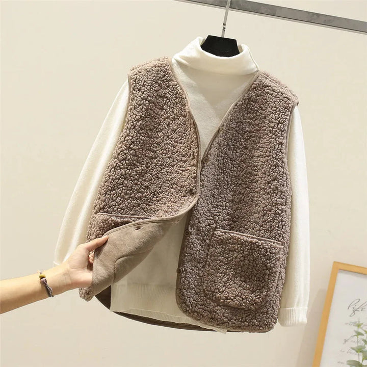 Sherpa gilet met V-hals en knopen