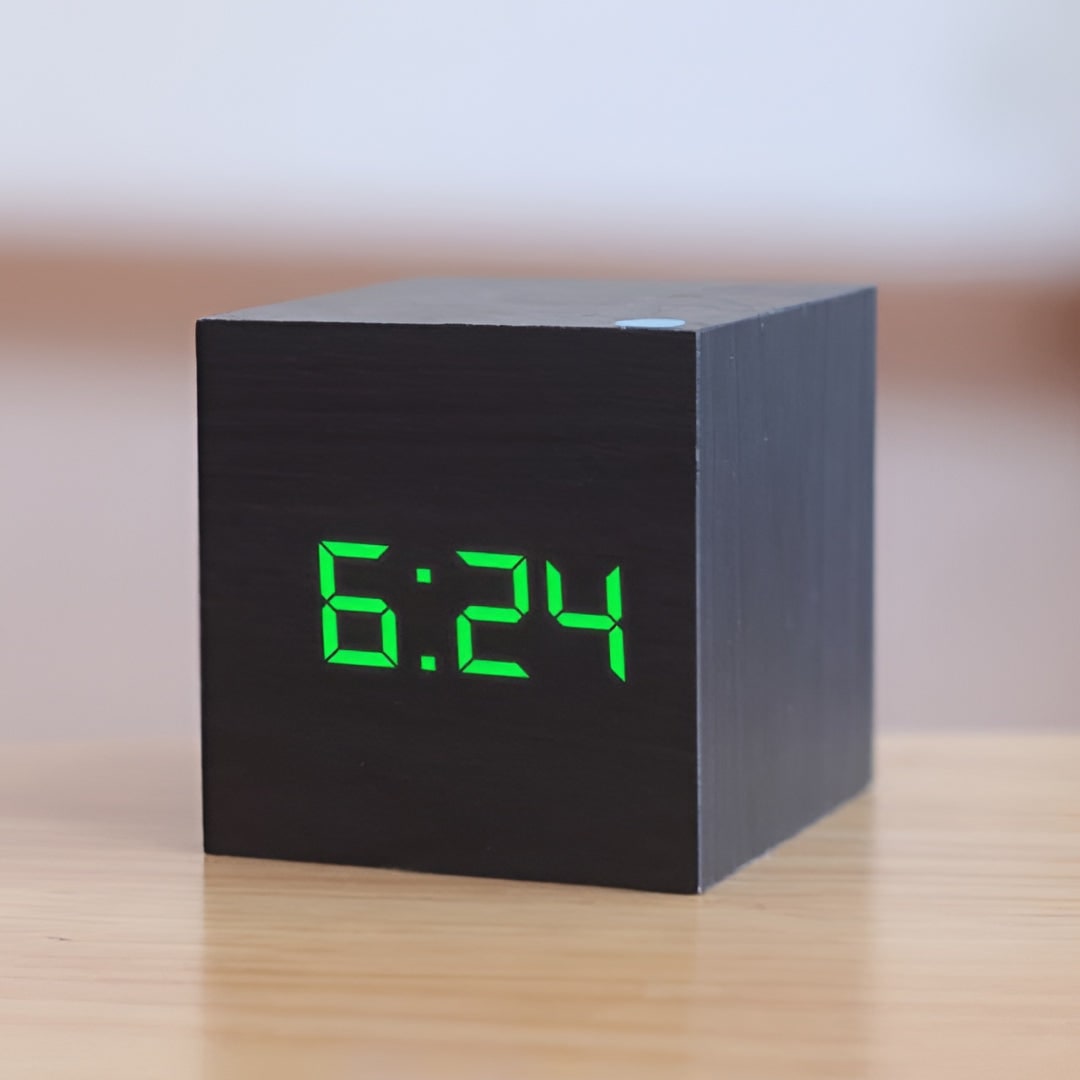 Digitale LED-wekker kubus met houtnerf en temperatuurweergave