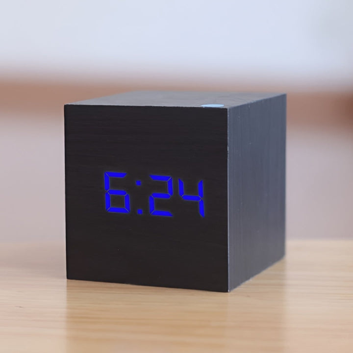 Digitale LED-wekker kubus met houtnerf en temperatuurweergave