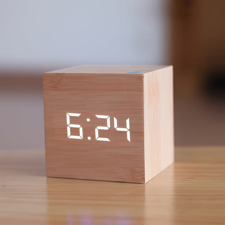 Digitale LED-wekker kubus met houtnerf en temperatuurweergave
