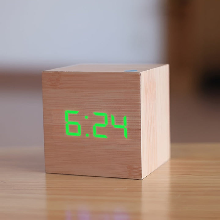 Digitale LED-wekker kubus met houtnerf en temperatuurweergave