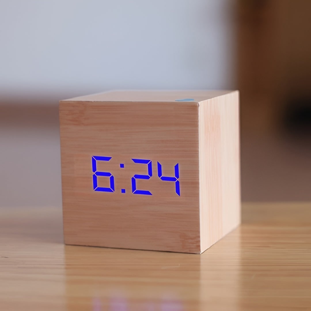 Digitale LED-wekker kubus met houtnerf en temperatuurweergave